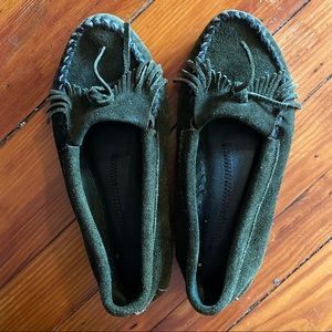 Minnetonka Moccasins Kilty Hardsole Dark Green Suede, size 8, lightly used